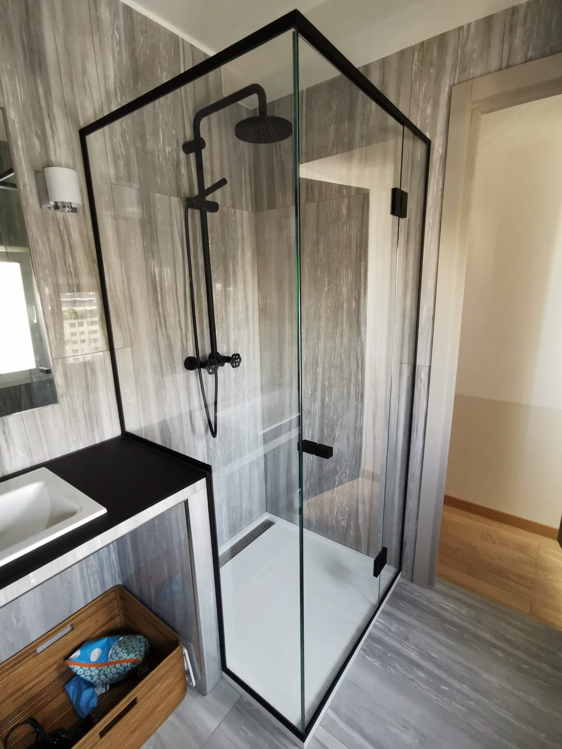 Paroi de douche en verre avec douche moderne et design en noir chromé
