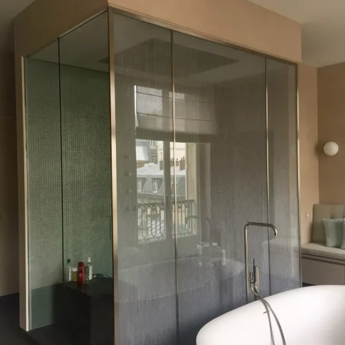 Cabine-de-douche-en-verre-avec-inclusion-de-tissu-et-serrurerie-fine-1-e1524827426828-1