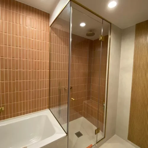 Facade-de-douche-en-angle-verre-anticalcaire-et-serrurerie-laiton-brosse