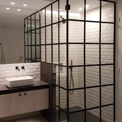 paroi-de-douche-avec-texte-noir-a-carreau